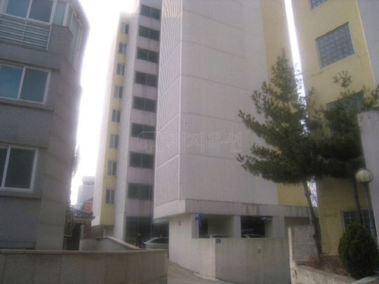 정부의 역대급 규제로 서울 아파트 경매 시장이 위축됐다. 올 들어 낙찰가율이 100%를 계속해서 밑돌고 있다. 작년부터 4번 유찰된 끝에 주인을 찾은 유원홍은아파트 전경.<지지옥션 제공>